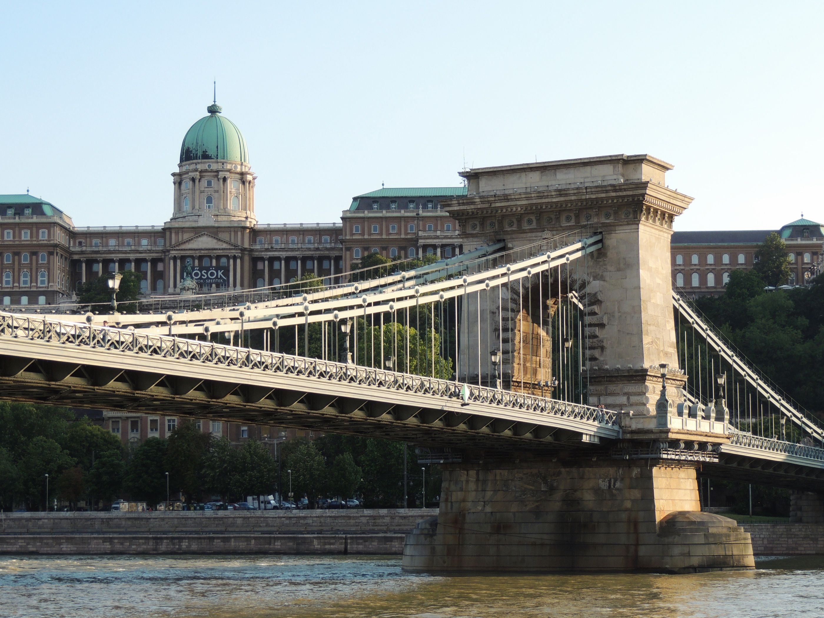 A Lánchíd pillére és a Budavári Palota Budapesten